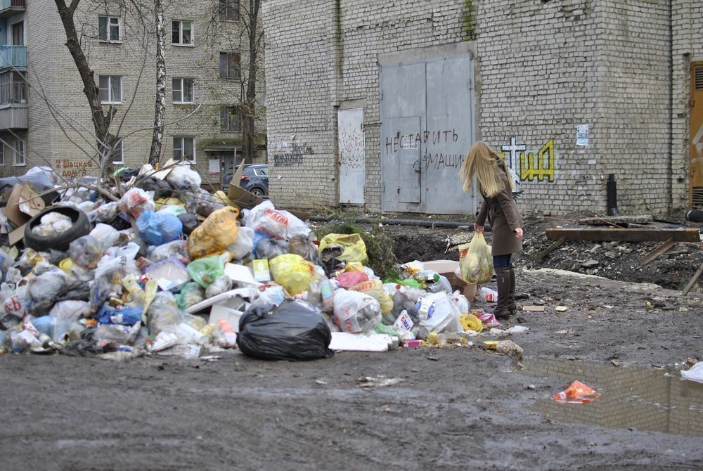 Областной центр снова завален мусорными кучами
