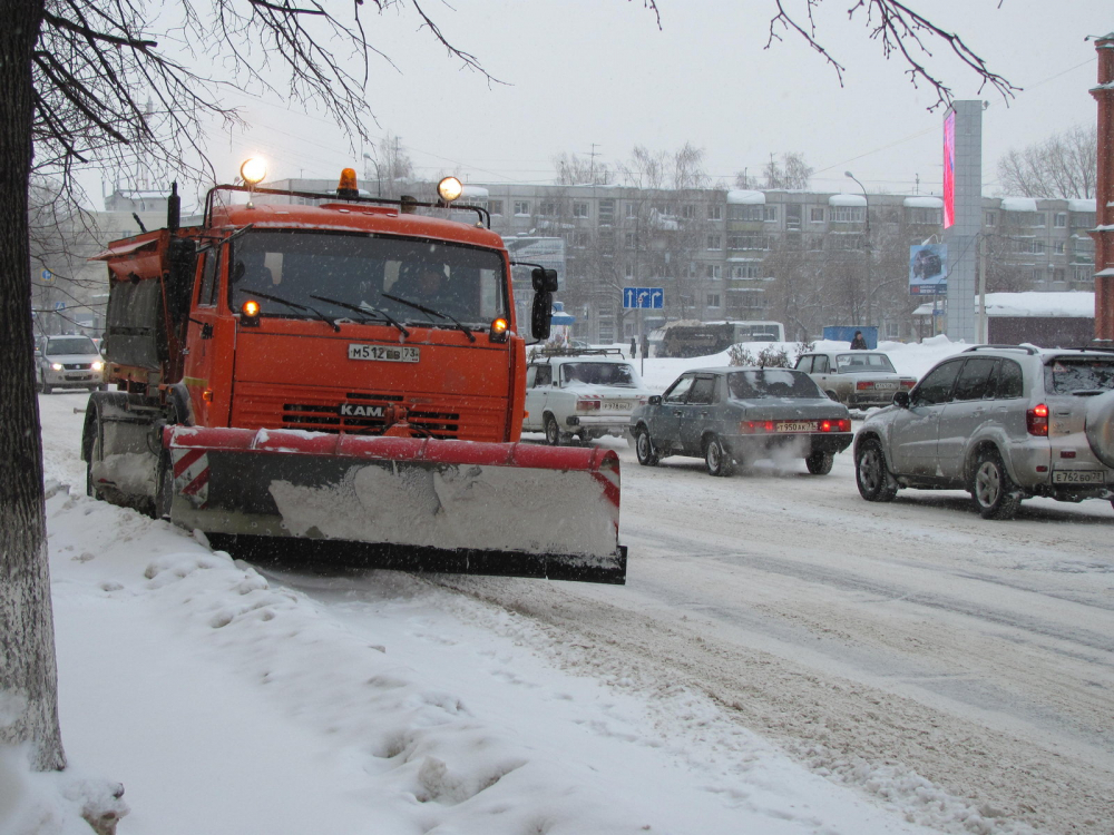Снегоуборочная техника вышла на дороги Тамбова