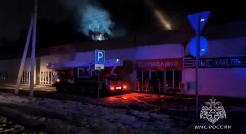 Ночной пожар уничтожил два магазина в посёлке Строитель