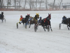 От топота копыт снег по полю летит: на ипподроме открыли зимние бега