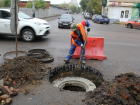 Коммунальщики продолжают ремонт коллектора на Володарского