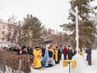 На Первомайской площади освятили поклонный крест и планируют восстановить Варваринскую церковь 