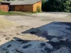 В Мичуринске при благоустройстве двора щебнем засыпали канализационный колодец