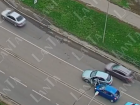 В Тамбове водитель кулаком помял капот подрезавшей его машине