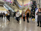 Летние танцы для пенсионеров перенесли из усадьбы Асеевых в торговый центр