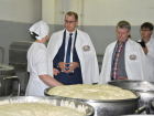 Вице-губернатор проверил качество булок  хлебокомбината «на Чичканова»
