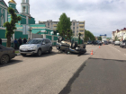 В центре Тамбов в результате тройного ДТП перевернулся автомобиль