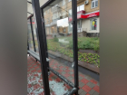 Во время непогоды на остановке в Тамбове лопнуло стекло и поранило тамбовчанина