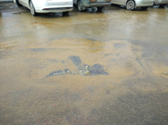 Из асфальта на Куйбышева забили «гейзеры» 