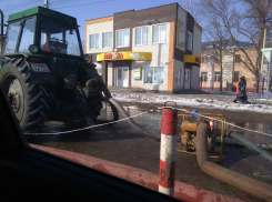 Коллектор на Гастелло снова выплеснул на поверхность дурно-пахнущее содержимое 