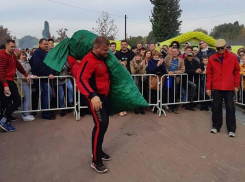 Мешок со 168-ю килограммами картошки поднял тамбовский богатырь