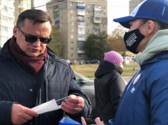 Тамбовские волонтёры раздают маски в общественном транспорте