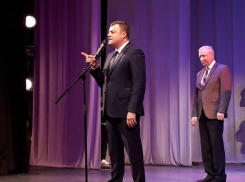 Александр Никитин со сцены тамбовтеатра трогательно поздравил жену с 8 марта