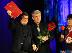 Тамбовских служителей Мельпомены чествовали в молодежном театре