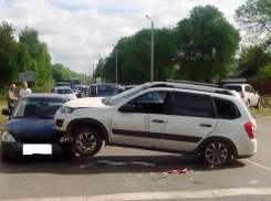 Дама на «Калине» оседлала «Приору» в Рассказово