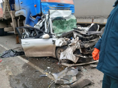 На трассе под Тамбовом «Kia Rio» раздавило между двумя большегрузами