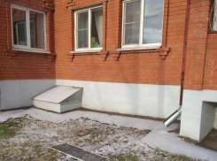 В Тамбове из окна многоквартирного дома выпала 4-летняя девочка