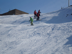 Горнолыжный спуск в Ласковском карьере в Тамбове засыпают искусственным снегом