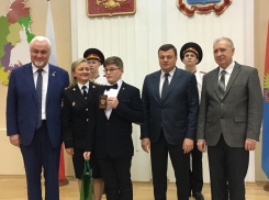 Талантливые школьники получили паспорта из рук губернатора