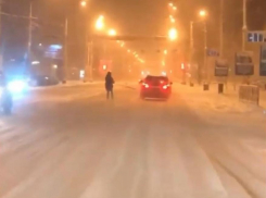 Лыжник, привязав себя к автомобилю, прокатился по Тамбову