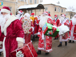 Деды Морозы и морозомобиль прошли парадом по Рассказово 