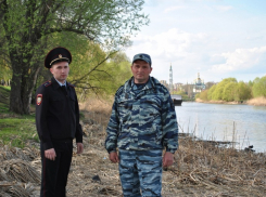 Полицейские спасли пожилую женщину, упавшую в реку на улице Набережной