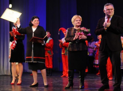Сертификат на 1,5 миллиона рублей вручили ансамблю «Ивушка» в честь его 50-летия 