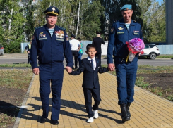 В Тамбове боевые товарищи погибшего Героя России проводили в первый класс его сына