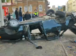 В центре Тамбова «ВАЗ» влетел в стену Торгово-промышленной палаты и перевернулся