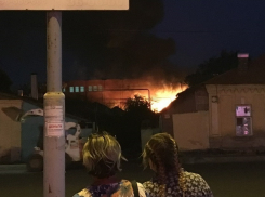 Сильный пожар произошел в нескольких метрах от жилых домов в центре Тамбова