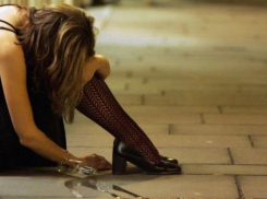 Буйная тамбовчанка во хмелю разбила полицейскому нос головой 