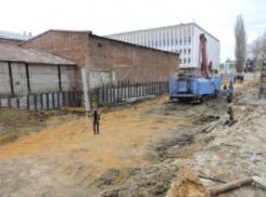 В центре Тамбова на Коммунальной возобновили строительство медцентра