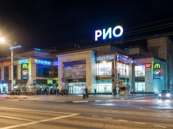 Почему лестницы ТРЦ «Рио» этой ночью оказались залиты кровью?