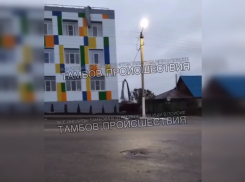 У недавно отремонтированной детской школы искусств в Инжавинском округе ветром сорвало крышу