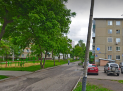 Жители многоэтажки в центре Тамбова требуют запретить сквозной проезд во дворе