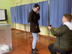 Девушке сделали предложение руки и сердца на избирательном участке