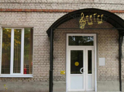 Тамбовчанам предложили угадать мелодию по нотам на козырьке здания