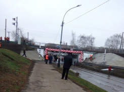 Автобусы разрушили ограничитель по высоте перед мостом на Коммунальной
