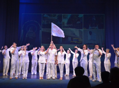 70 лет вторая больница отметила в драмтеатре 