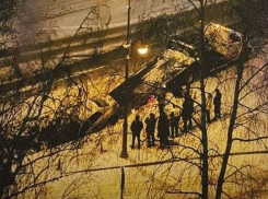 В яму на Карла Маркса провалился вылетевший на «встречку» «Рено Логан»