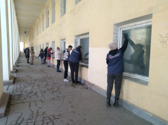 В Тамбове волонтёры смыли граффити с фасада ГУМа