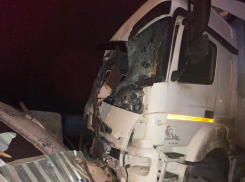 В Тамбове уставший водитель на грузовике въехал в бетонный забор