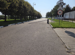 У дома Асеева снова сломали шлагбаум