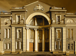 Глава правительства Дмитрий Медведев поздравил с юбилеем Мичуринский драматический театр