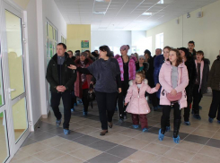 По коридорам новой школы в Рассказове прошли родители будущих первоклассников 