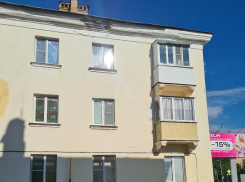 Мэр Котовска не реагирует на просьбы жителей починить аварийную крышу дома