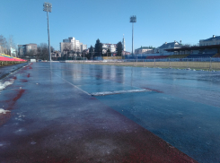 На стадионе “Спартак” в Тамбове произвели пробную заливку льда