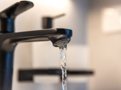 «О том, что воду из под крана назвать питьевой можно только с большой натяжкой, вам расскажет любой тамбовчанин»