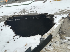 Трехметровый провал с нечистотами образовался на Набережной Тамбова 