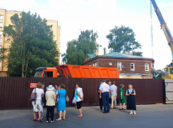 Проблемную стройку на Андреевской власти пообещали приостановить
